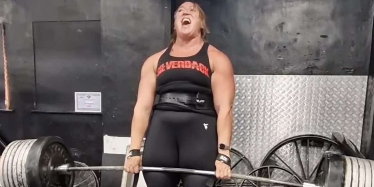 lucy-underdown-deadlifts-current-strongwoman-world-record-(300-kilograms/661.4-pounds)-for-3-reps