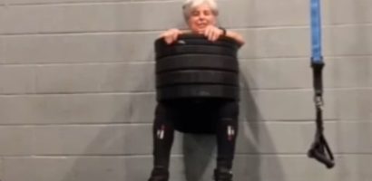 74-year-old-mary-duffy-wall-sits-with-97.5-kilograms-(215-pounds)-of-added-weight-for-2-minutes