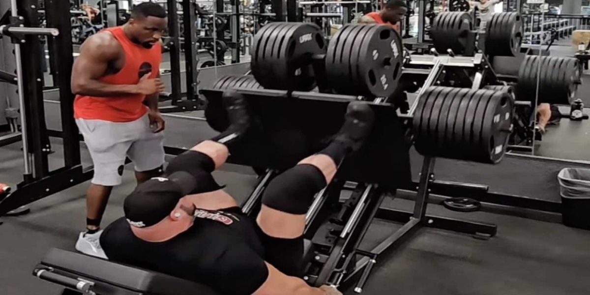 evan-singleton-leg-presses-612-kilograms-(1,350-pounds)-for-12-reps-in-shaw-classic-training