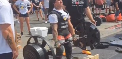 strongwoman-kira-wrixson-(u64-kg)-locks-out-6-times-body-weight-with-a-monstrous-385.5-kilogram-(850-pound)-18-inch-deadlift